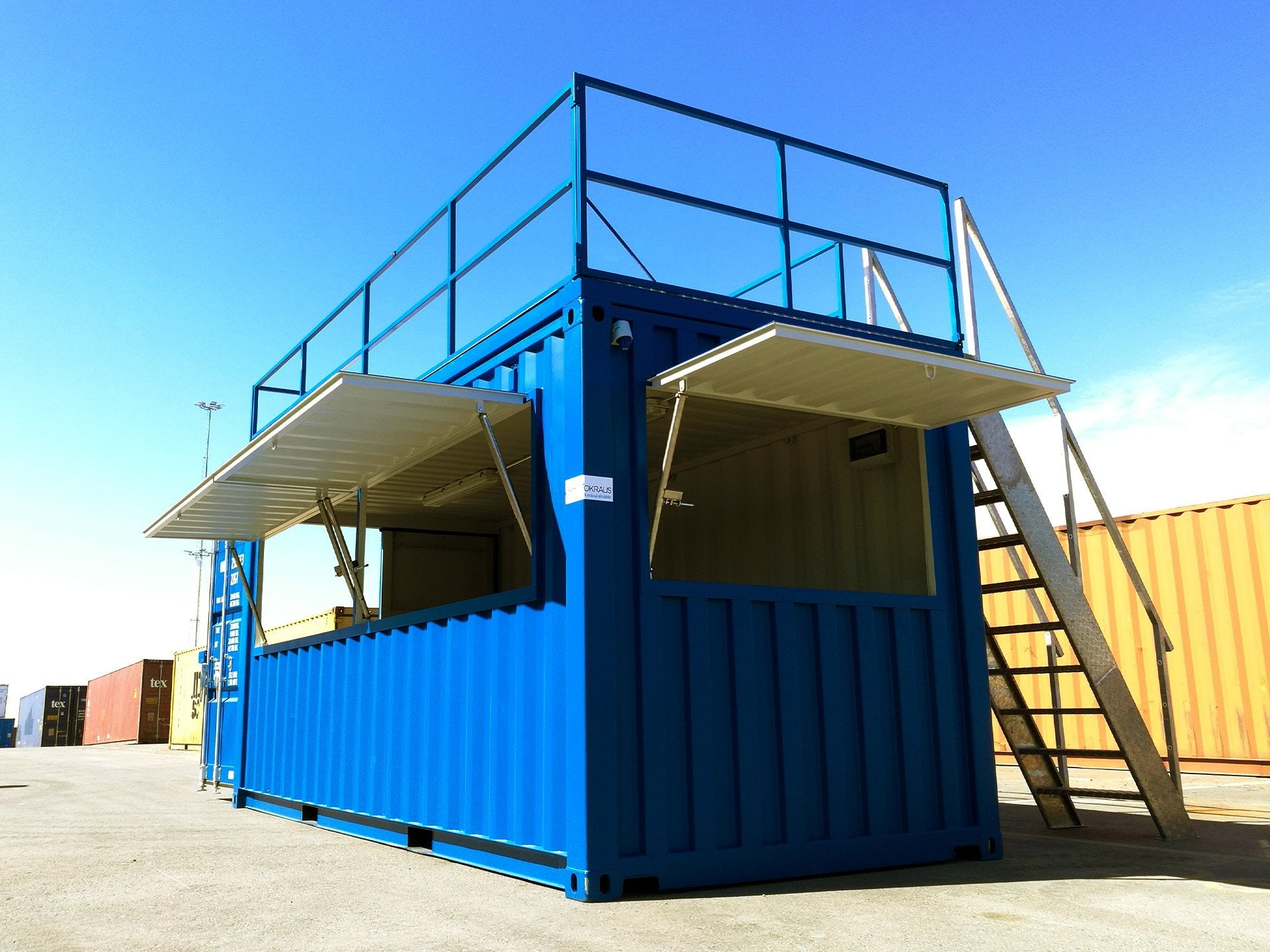 20′ Store Container with a roof terrace